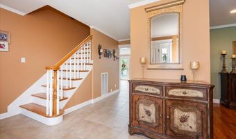 18 South Plz, Amity Harbor, NY 11701