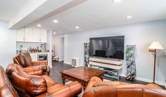 8 Marilyn Rd, Brookfield, CT 06804