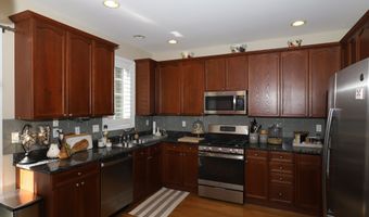 70 Woodcrest Ln 70, Danbury, CT 06810