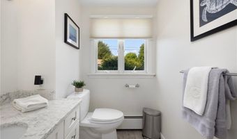 8 SCHOOL HOUSE Rd, Narragansett, RI 02882