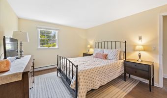 20 Club Ln, Cheshire, CT 06410