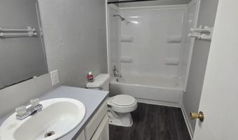 213 W College St, Aurora, MO 65605