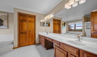 1713 Edgewood Dr, Algonquin, IL 60102