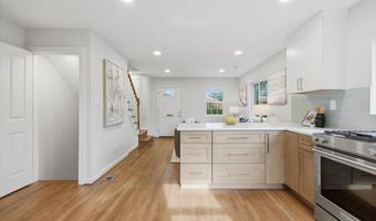 115 S IRIS St, Alexandria, VA 22304