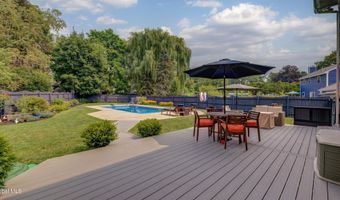 4 Fairway Ct, Albany, NY 12208