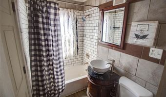 2020 Country Club Dr, Alton, IL 62002