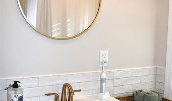 176 Richmond Ave, Amityville, NY 11701