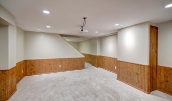 21 E Newhaven Cir, Madison, WI 53717