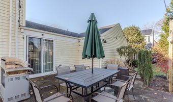 7 Mayfair Dr, East Providence, RI 02916