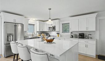 20 Roxbury Rd, Narragansett, RI 02882