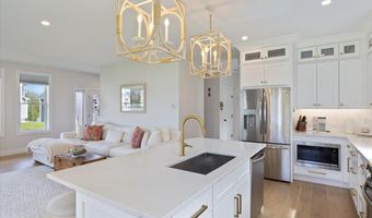 5 Cobblestone St, Falmouth, ME 04105
