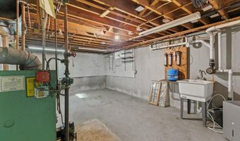 8 North Dr, Middletown, RI 02842
