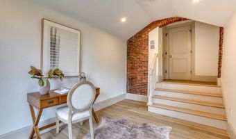 16 Chestnut St, Boston, MA 02129