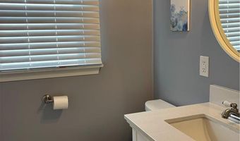 28 Mast Ct, Middletown, RI 02842