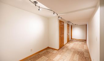 1415 Birchwood Ln, Aberdeen, SD 57401