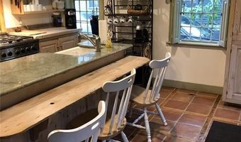 37 Marsh St, Newport, RI 02840