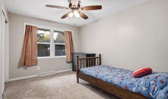 2 Sunset Ln, Algonquin, IL 60102