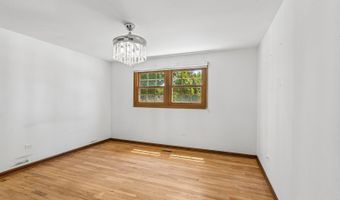 3051 N Huntington Dr, Arlington Heights, IL 60004