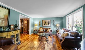 7 Shalamar Ct, Amherst, NY 14068