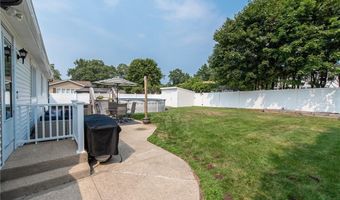 14 Wenscott Ln, North Providence, RI 02904