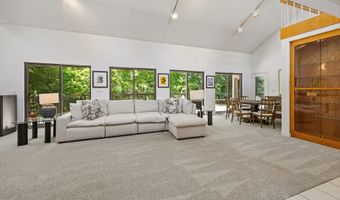 25 Surrey Dr, Cheshire, CT 06410