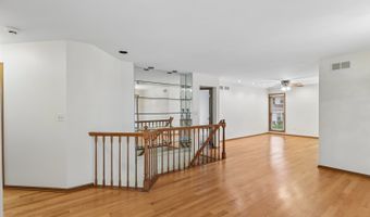 2109 N Charter Point Dr, Arlington Heights, IL 60004