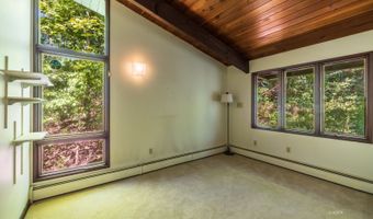 15 Angela St, Athens, OH 45701