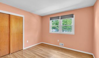 4 Michele Dr, Middletown, NJ 07748