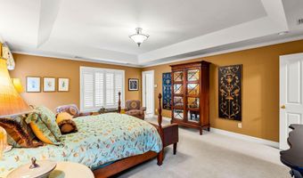 17 Canterbury Ln, Bedford, NH 03110