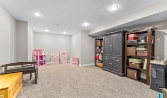 907 St Andrews Dr, Beresford, SD 57004