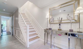 8 CARRIAGE HOUSE Cir, Alexandria, VA 22304