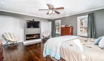 8 Marilyn Rd, Brookfield, CT 06804