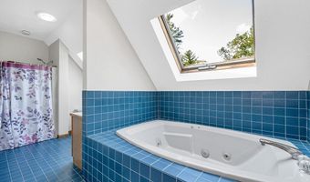 8 Horseshoe Dr, Acton, MA 01720