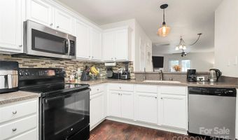 7707 Brisbane Ct, Charlotte, NC 28215