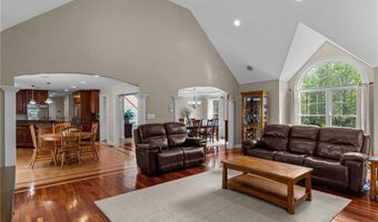 16 Leonard Dr, North Smithfield, RI 02896