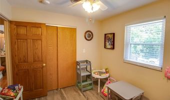 2421 Woodcrest Dr, Alton, IL 62002