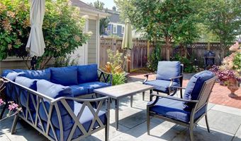 27 Cranston Ave, Newport, RI 02840