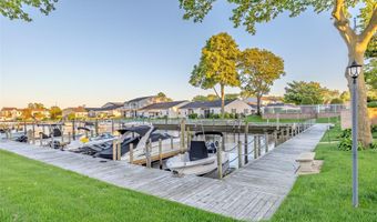 7 Harbor N, Amityville, NY 11701