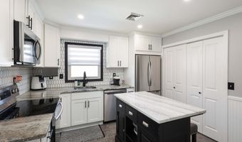 28 BIRCH St, Beachwood, NJ 08722