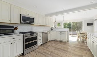 2 Carvin Ct, Warwick, RI 02886