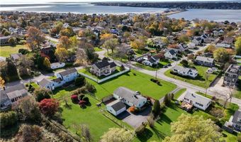 118 Wolcott Ave, Middletown, RI 02842