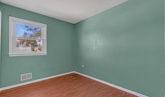 19 Spruce St, Beachwood, NJ 08722