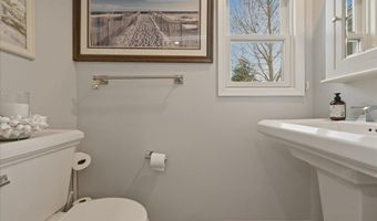 1 Victoria Dr, Amityville, NY 11701