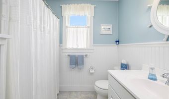 439 Wandsworth St, Narragansett, RI 02882