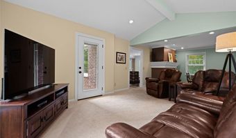 21 Meadowbrook Country Club Est, Ballwin, MO 63011