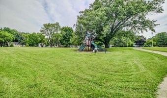 5514 Meadowood Dr, Fitchburg, WI 53711