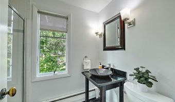 4 Buckingham St, Barrington, RI 02806