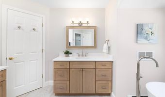 4 Brookfield Ct, East Greenwich, RI 02818
