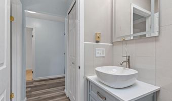 7 Hemlock Ln, Albany, NY 12208