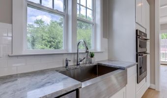934 19TH St S, Arlington, VA 22202